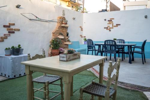 海若克利欧Γκαρσονιέρα #1的庭院配有桌椅。