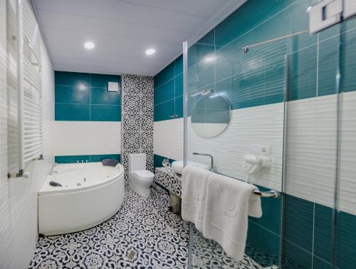 第比利斯Rivendell Boutique By Umbrella的蓝色和白色的浴室设有浴缸和卫生间