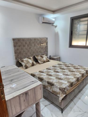 Menzel Jemilrésidence yasamine 15的一间卧室配有两张床和一张桌子