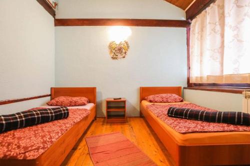 萨拉热窝Pansion Sebilj的一间设有两张床和一张桌子的房间