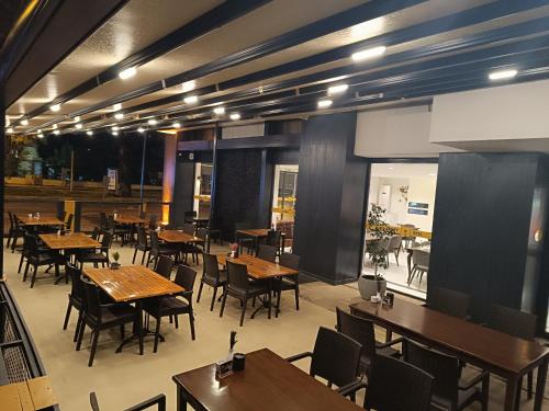 安塔利亚Comfy Otel Antalya Lara的一间空餐厅,配有木桌和椅子