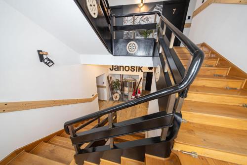 扎科帕内Pensjonat Janosik的楼梯,有黑色的栏杆和木地板