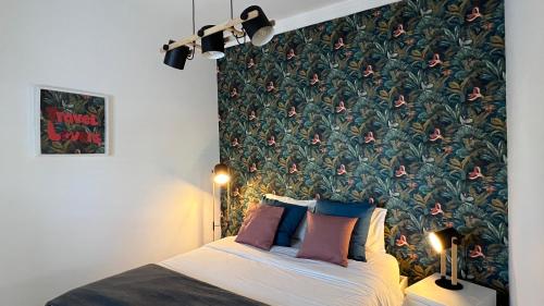 辛特拉Chalet do Descanso的一间卧室配有一张带花卉壁纸的床