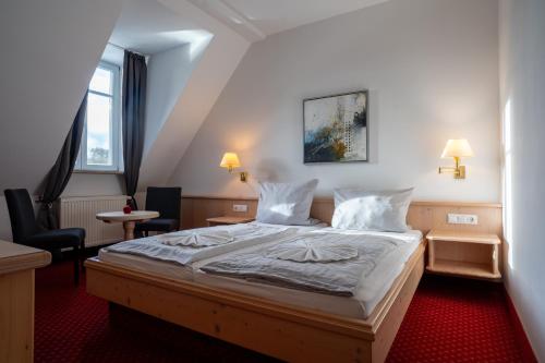 巴特阿巴赫Deutenhof Hotel, Restaurant & Veranstaltung的一间卧室,卧室内配有一张大床