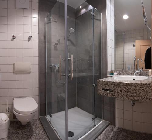 巴特阿巴赫Deutenhof Hotel, Restaurant & Veranstaltung的带淋浴、卫生间和盥洗盆的浴室