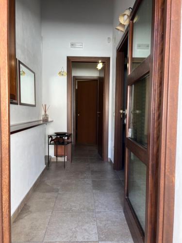 Bovino吉恩斯特雷旅馆的走廊,门通往房间