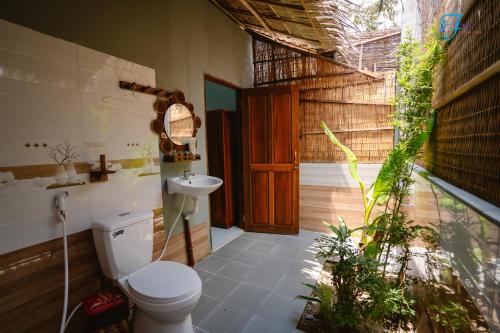 Ấp Nhơn BìnhMuong Dinh Lodge的一间带卫生间和水槽的浴室
