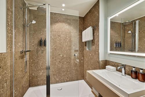 慕尼黑慕尼黑城中心喜来登酒店的带淋浴和盥洗盆的浴室