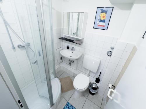 汉堡库奇加藤地下室旅馆的白色的浴室设有卫生间和水槽。