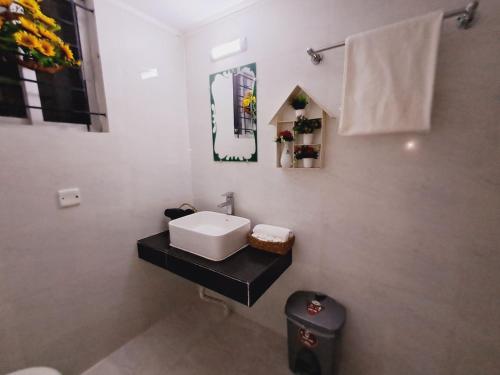 达卡GR MEET & GREET的浴室配有白色水槽和卫生间。