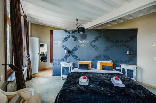 赫尔B&B Roosendaelhof的一间卧室设有一张床和蓝色的墙壁