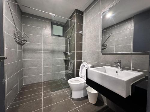 淡文Hygge Living@Sunway Onsen的浴室配有白色水槽和卫生间。