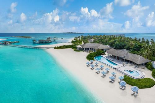 拉薇亚妮环礁Le Méridien Maldives Resort & Spa的海滩上的度假村的空中景致