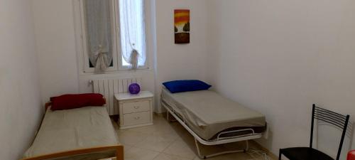 热那亚Stella Marina - voglia di vacanza e di relax的小房间设有两张床和窗户