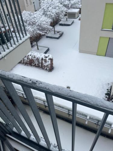 乌尔姆Zimmer mit eigenem Bad的地面上的阳台有雪