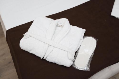 巴库Park Suite Hotel的桌子上堆着的毛巾