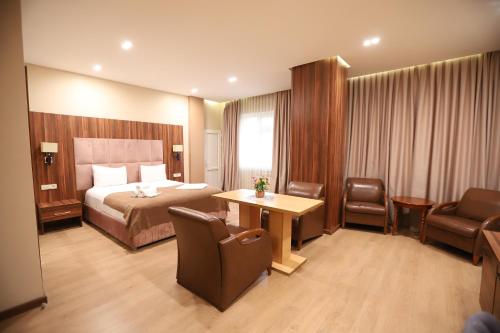 巴库Park Suite Hotel的酒店客房带一张床、一张桌子和椅子
