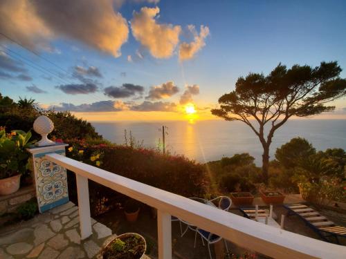 阿纳卡普里bb la guardiia的从阳台上欣赏海洋上的日落