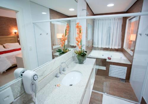 佩尼多芬兰迪亚酒店的一间带水槽和大镜子的浴室