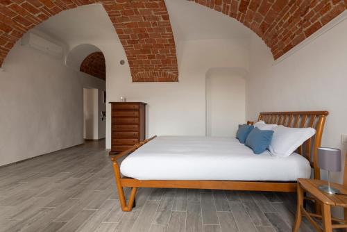 阿斯蒂Domus Antiche Mura的一间卧室设有一张床和砖墙