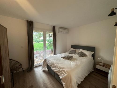 LecciT4 neuf Porto Vecchio Calarossa的一间卧室设有一张床和一个大窗户