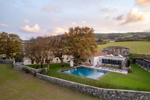 GinetesSENSI Azores Nature and SPA的一座带游泳池和房子的庄园