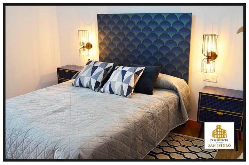 曼萨纳雷斯Casa Rístori San Isidro的一间卧室配有一张蓝色床头板的床