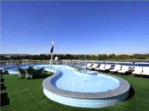 卢克索Luis Luxor Nile Cruise的周围设有大型游泳池,配有躺椅