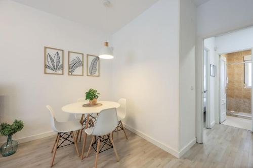 马德里Stunning flat to enjoy Madrid的白色的用餐室配有桌椅