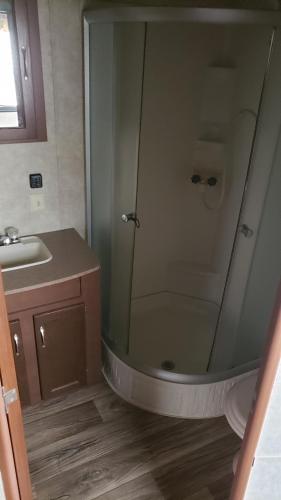 基拉戈Tiny House RV, Kayak的带淋浴和盥洗盆的浴室