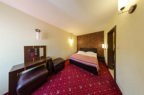 绿山城锡隆纳葛拉艾玛迪斯酒店的酒店客房,配有床铺和红地毯