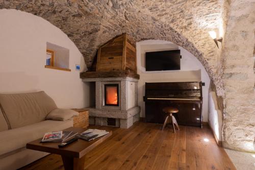 摩德纳迪-坎皮格里奥Maroc Mountain Chalet的带沙发和壁炉的客厅