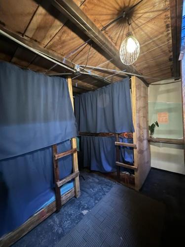 圣卡塔利娜岛SASY Dorm的客房设有两张双层床和蓝色窗帘