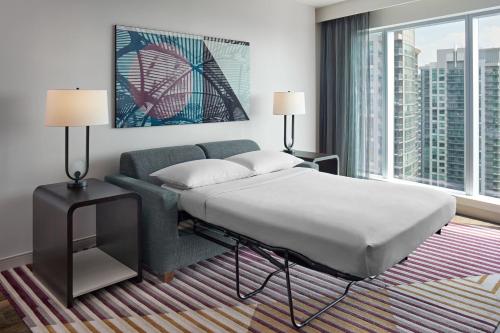 多伦多马里奥特多伦多德尔塔酒店的一间卧室设有一张床和一个大窗户