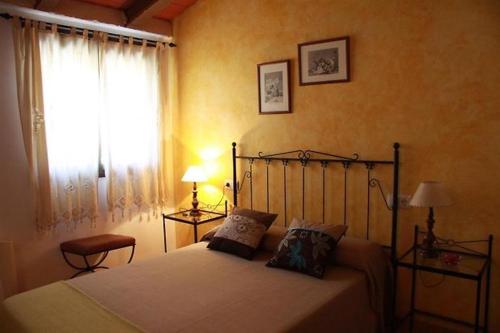 巴尔洪克拉La Tellería的一间卧室设有一张床和一个窗口