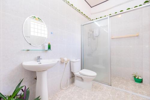 头顿Villa Hồ Bơi HOÀNG ĐỨC Trung Tâm BÃI SAU的浴室配有卫生间、盥洗盆和淋浴。