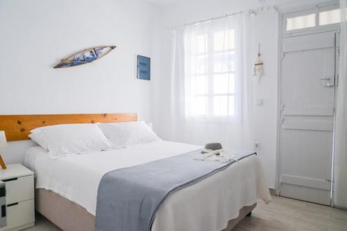KlimaBlue Sea House的白色的卧室设有一张大床和一个窗户