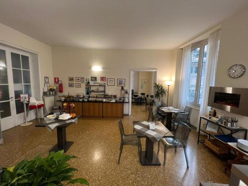 热那亚凯罗利酒店的一间带桌椅和时钟的客厅