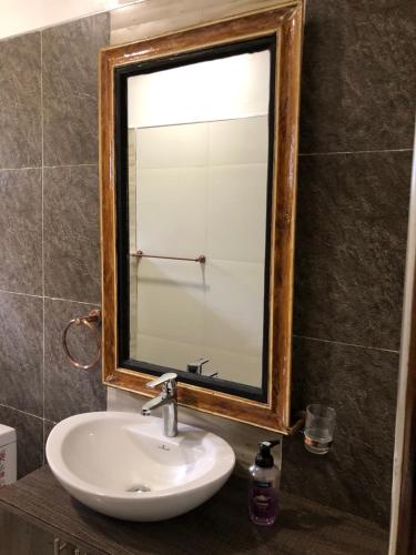 KakamegaSavwa Resort and Gardens的一间带水槽和镜子的浴室