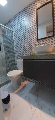 维多利亚Apartamento Mania Terceiro Andar的一间带卫生间、水槽和镜子的浴室