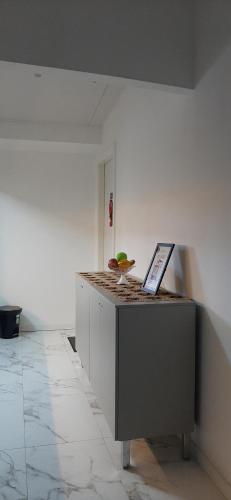 维多利亚Apartamento Mania Terceiro Andar的厨房配有笔记本电脑的台面