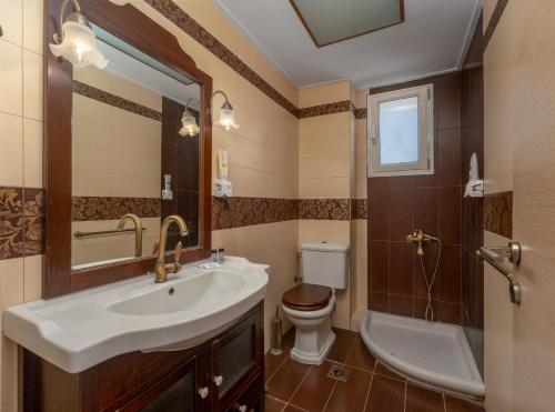 美西尼Piperitsa house for nomads or families in the countryside的一间带水槽、卫生间和镜子的浴室