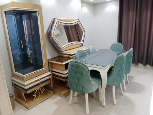 开罗Cairo Giza cozy modern luxury apartment near the Nile and museum شقة مودرن المهندسين的一间带桌椅和镜子的用餐室