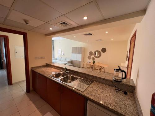 迪拜Nice Location - 76 m2的厨房配有水槽和大镜子