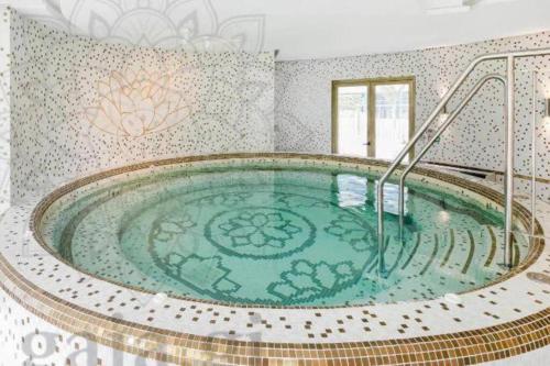 直布罗陀Hidden Gem at Luxurious Ocean Village的一个带墙的客房内的按摩浴缸