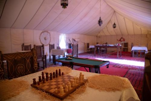 梅尔祖卡Dihya desert camp的帐篷内的桌子上的国际象棋棋盘