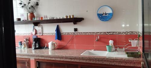 沃利迪耶Dar Malaika的厨房配有水槽和台面