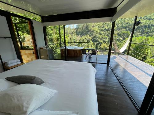 拉维加La ceiba cabaña的一间卧室配有一张床,享有甲板的景色