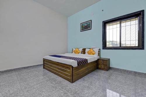贡珀尔格尔SPOT ON Shree Murti Nandan的蓝色墙壁间的一张床位
