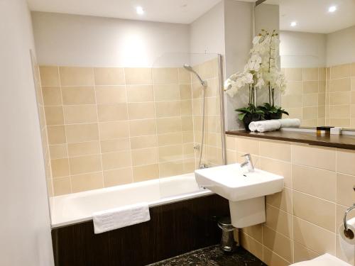 格拉斯哥VCity ApartHotels Glasgow Central的浴室配有盥洗盆、浴缸和卫生间。